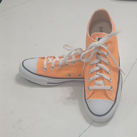 Converse Orange Low-Top Sneakers New Without Tags Or Box, Sz 8.5 - Picture 2 of 6